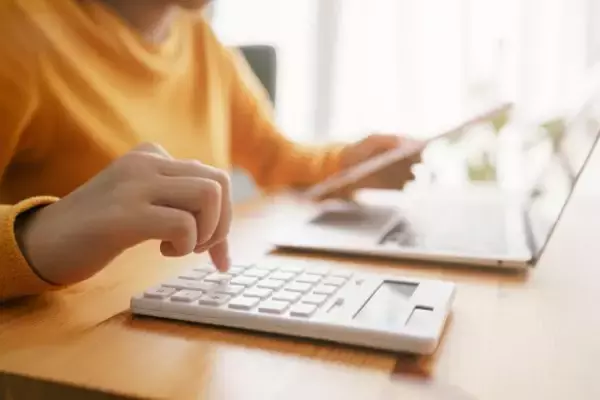 「喧嘩もしない、居心地もいい。それでも“結婚に進まないカップル”の共通点。「なんでもいいよ」は危険サイン？」の画像