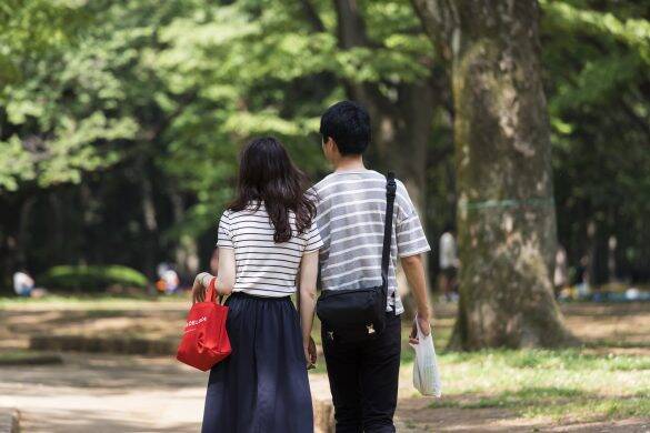 プールデートでビキニが流され大ピンチ！カップルがとった行動は／恋愛人気記事BEST
