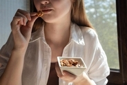 寝ても疲れが抜けない人に「くるみを食べてほしい」理由。実は腸内で“すごい成分”に変身していた