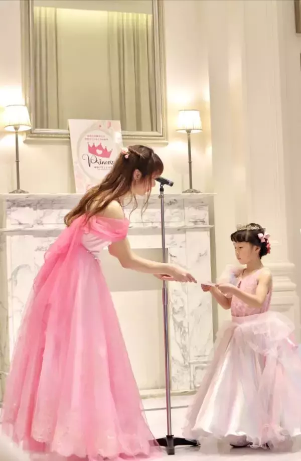 「「これを自力で…？」6歳の女の子が一人で作ったドレスのクオリティがスゴすぎる！お母さんに聞いてみた」の画像