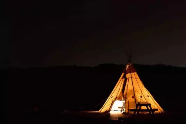 「キャンプデートにワンピース＆ヒールサンダルで行ったら最悪の事態に。“豪華なテント”って聞いてたのに…／恋愛人気記事BEST」の画像