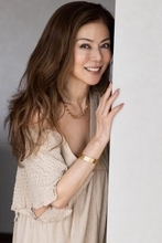“貝殻ビキニ”で一世を風靡した58歳、今度は「サンゴNUDE」。変わらぬ美貌を支える20年の習慣とは