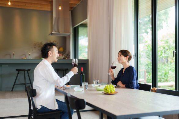 「富裕層はユニクロが好き」は本当か？ お金持ちがシンプル服を好む“納得の理由”。仕事への集中にも関係が