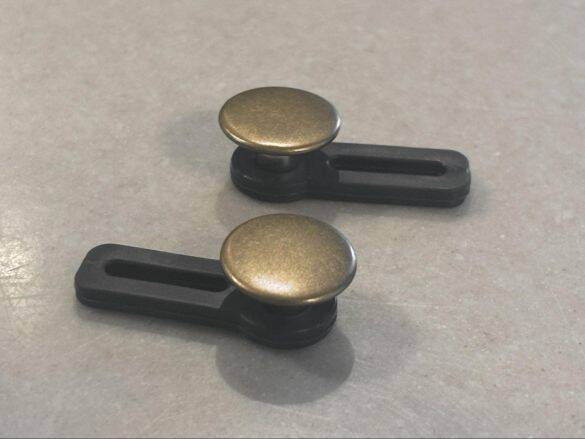 お正月、ウエストのボタンが閉まらない問題…たった110円で解決！ セリアの“延長バンド”、意外とバレないのが最高