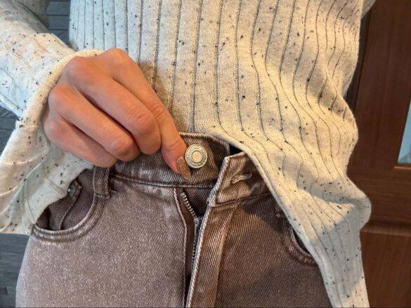 お正月、ウエストのボタンが閉まらない問題…たった110円で解決！ セリアの“延長バンド”、意外とバレないのが最高