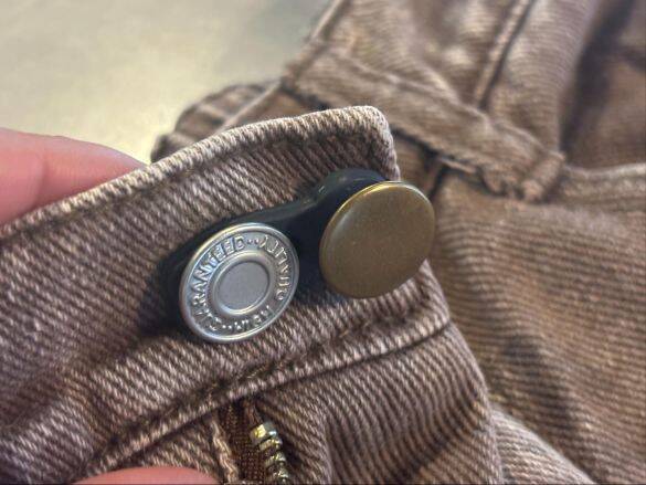 お正月、ウエストのボタンが閉まらない問題…たった110円で解決！ セリアの“延長バンド”、意外とバレないのが最高