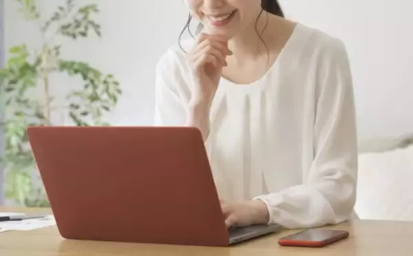 「ギャー！激安ソファを買って大後悔、“うごめく白い点々”の正体は／びっくり体験人気記事」の画像