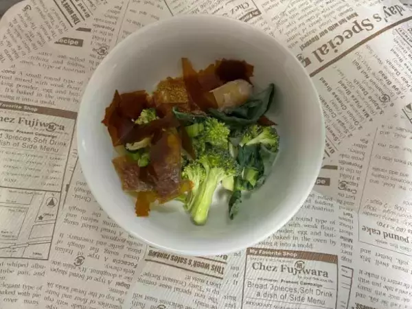 「海苔が高すぎる今、トップバリュ「野菜のシート」が救世主！ 年末・クリスマス料理の彩りにもめちゃ便利」の画像