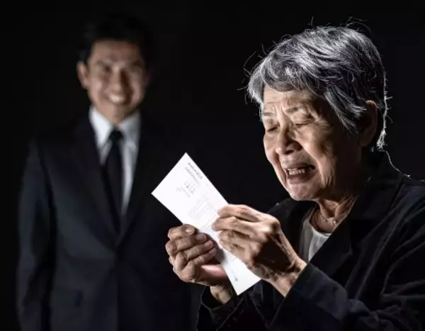 「「3日前にヤマダ電機で…」行動が筒抜けで64歳母が信じた偽刑事。189万を奪われた特殊詐欺の巧妙すぎる手口とは」の画像