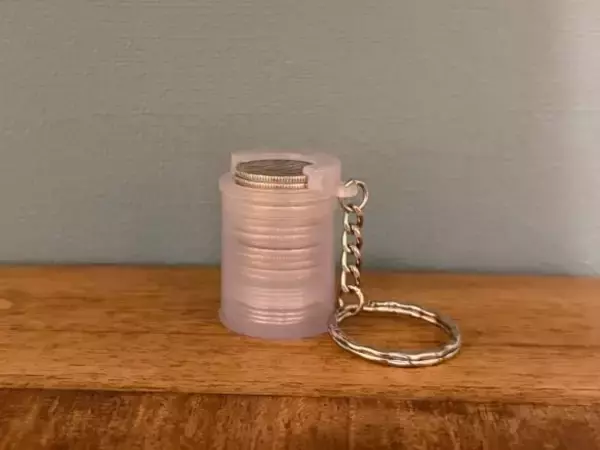 「もう出先で「100円玉がない…」と絶望しない！ ダイソー“100円玉専用ホルダー”が大活躍。一番おすすめの形は」の画像