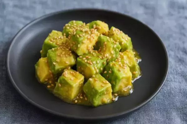 「「アボカド」を毎日食べたら体に起こるコト。最新研究が示した、腸活フルーツの“新常識”」の画像