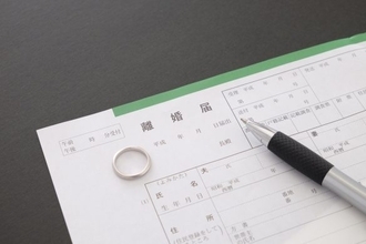 結婚26年目に離婚届をつきつけられ仰天！「この日を待っていた」妻の言う問題とは？／結婚人気記事BEST