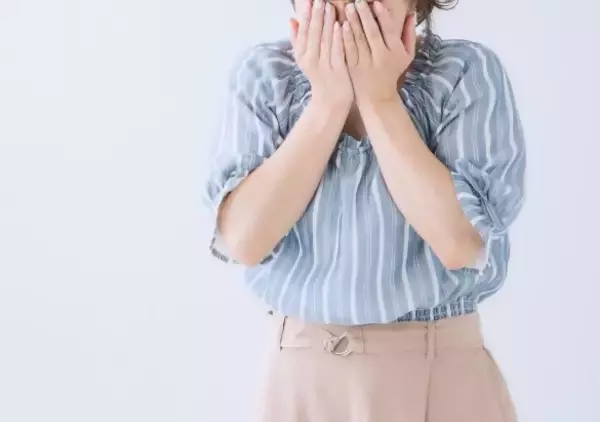 「息子のTシャツを借りて赤っ恥。“背中の文字”に気づかずスーパーへ／びっくり体験人気記事BEST」の画像