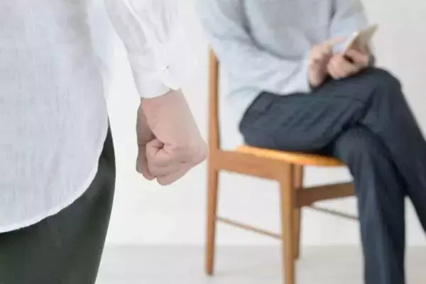 急病の父を病院に送り、不安な気持ちで帰宅すると…夫が放った一言にガッカリ／結婚人気記事BEST