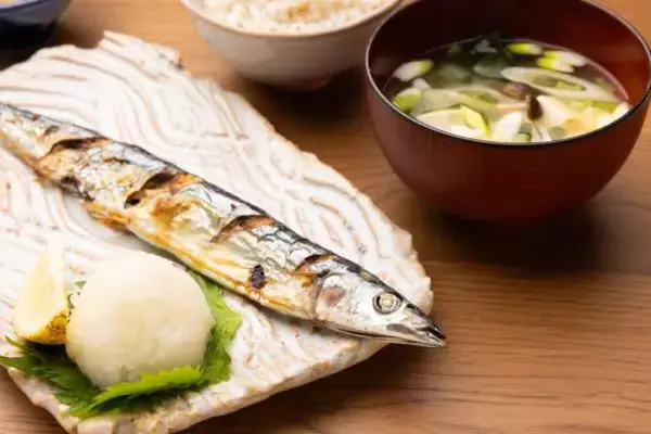 「気になる彼と「さんま定食」を食べたら、恋が終わったワケ。“許せないひと言”で再起不能！」の画像