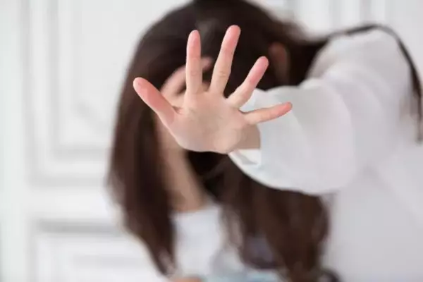 「気になる彼と「さんま定食」を食べたら、恋が終わったワケ。“許せないひと言”で再起不能！」の画像