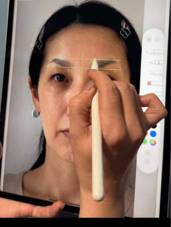 40代「老け見え眉毛」な人がやってる“NGな描き方”3つ。若見え眉毛にするコツとは？