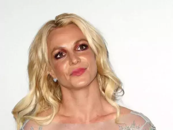 米お騒がせ歌姫の息子たちがすっかりイケメンに成長。ファッションショーでひときわ視線集める