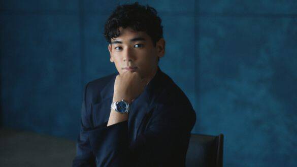 俳優の父いわく「耳以外は妻似」の28歳モデル。それでもカメラが捉えた「似た仕草」とは。俳優デビューでも注目