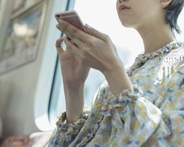 電車で“スマホ覗き見おじさん”に困っていたら…助けてくれた男子高校生の“撃退方法”が痛快すぎた！