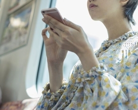 電車で“スマホ覗き見おじさん”に困っていたら…助けてくれた男子高校生の“撃退方法”が痛快すぎた！
