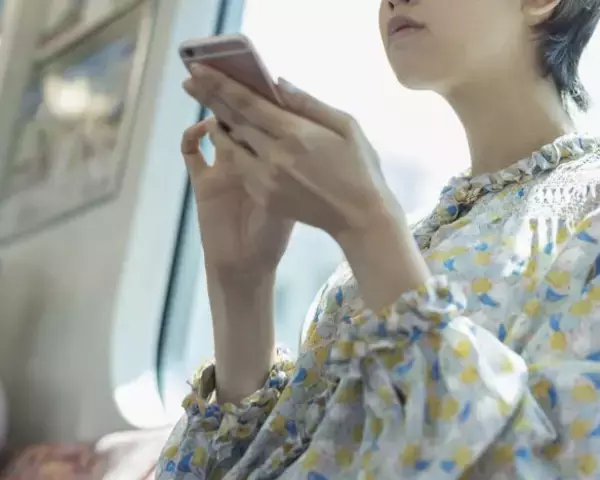 電車で“スマホ覗き見おじさん”に困っていたら…助けてくれた男子高校生の“撃退方法”が痛快すぎた！