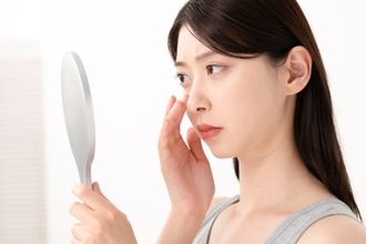 顔汗は“暑さ”のせいだけじゃない。おでこ・鼻・頬…部位でわかる「体のSOSサイン」