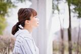「夫がなんと18歳を妊娠させて逃亡！泣き崩れる彼女に妻がとった行動とは？／結婚人気記事BEST」の画像1