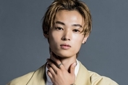 「父親は“伝説の俳優”」NHK連ドラ“主演”で話題の22歳･イケメン俳優に今年注目なワケ。ベストジーニストも納得の“異次元スタイル”も話題に