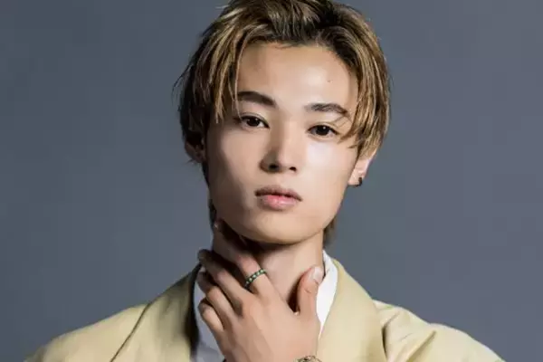 「父親は“伝説の俳優”」NHK連ドラ“主演”で話題の22歳･イケメン俳優に今年注目なワケ。ベストジーニストも納得の“異次元スタイル”も話題に
