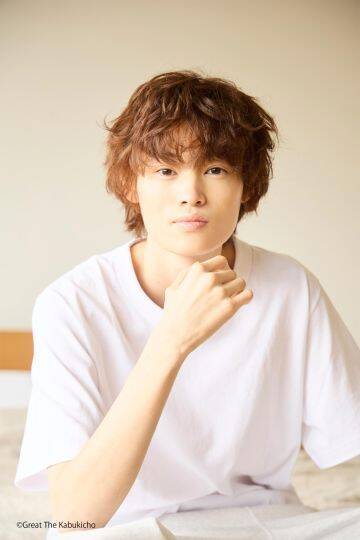 「父親は“伝説の俳優”」NHK連ドラ“主演”で話題の22歳･イケメン俳優に今年注目なワケ。ベストジーニストも納得の“異次元スタイル”も話題に