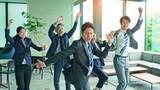 「“社内でコール＆ダンス”動画が大炎上──批判殺到の裏で好意的な声も集まったワケ」の画像2