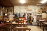 「定食屋で“勝手に隣に座るおじさん”にゾゾッ！ 手まで触られ困っていたら…年配女将が“ド迫力の神対応”」の画像1