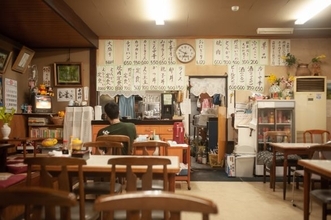 定食屋で“勝手に隣に座るおじさん”に手まで触られて困っていたら、年配女将が一喝した“ド迫力の神対応”
