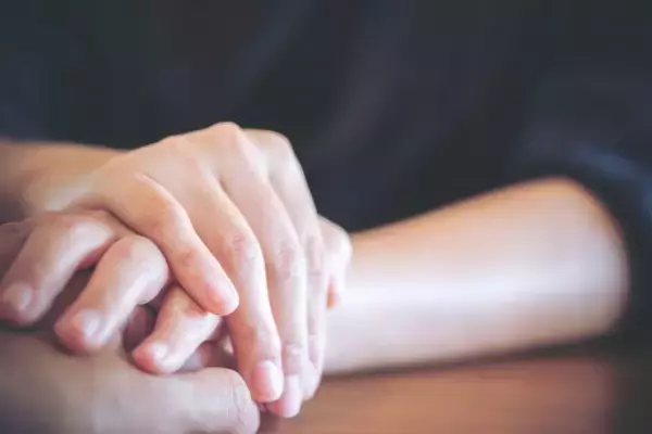 「定食屋で“勝手に隣に座るおじさん”にゾゾッ！ 手まで触られ困っていたら…年配女将が“ド迫力の神対応”」の画像