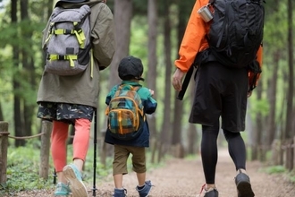 山道に女児がひとり…親の言葉にゾッ。その親子登山、本当に子供のため？ 母が山頂で見たシビアな光景
