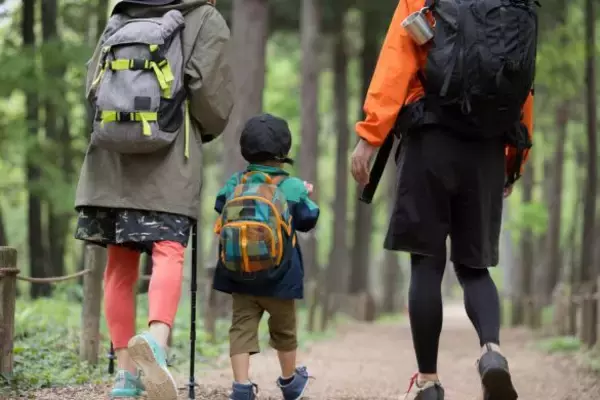 山道に女児がひとり…親の言葉にゾッ。その親子登山、本当に子供のため？ 母が山頂で見たシビアな光景