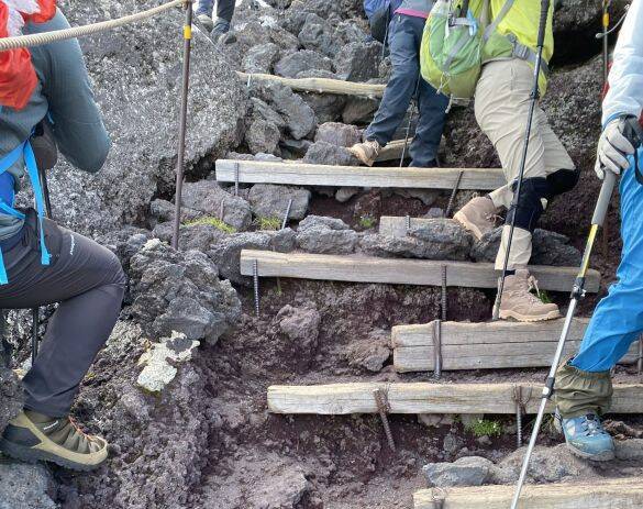 山道に女児がひとり…親の言葉にゾッ。その親子登山、本当に子供のため？ 母が山頂で見たシビアな光景