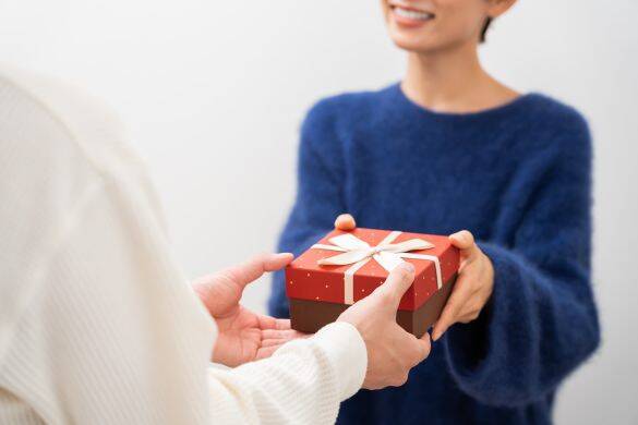 彼氏の部屋で“高級バッグの包み”を発見！ 期待した彼女が一瞬で凍りついた「彼の恐ろしいひと言」