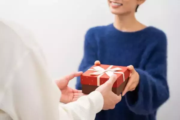 「彼氏の部屋で“高級バッグの包み”を発見！ 期待した彼女が一瞬で凍りついた「彼の恐ろしいひと言」」の画像