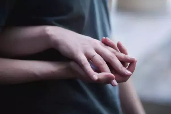 「私の不倫に動じない夫。愛がないのかと思っていたら“禁断の癖”が…／結婚人気記事BEST」の画像