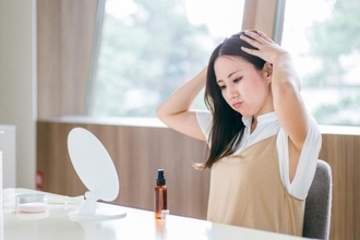 疲れて見える「40代の髪ぺたんこ問題」朝5分で解消！ 家にある道具だけで速攻若見え