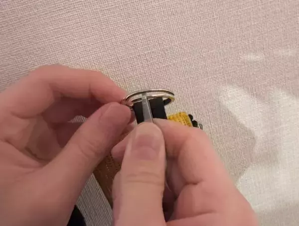 「「“太い輪っか”のキーホルダー、つけるの大変すぎ問題」100均アイテムで一発解消！ 何十年も苦労してきたのに」の画像