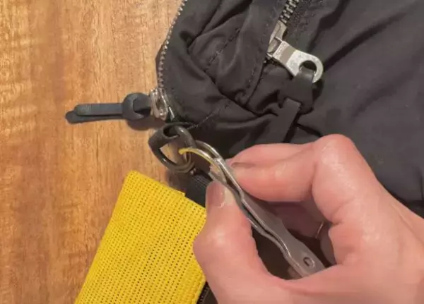 「「“太い輪っか”のキーホルダー、つけるの大変すぎ問題」100均アイテムで一発解消！ 何十年も苦労してきたのに」の画像