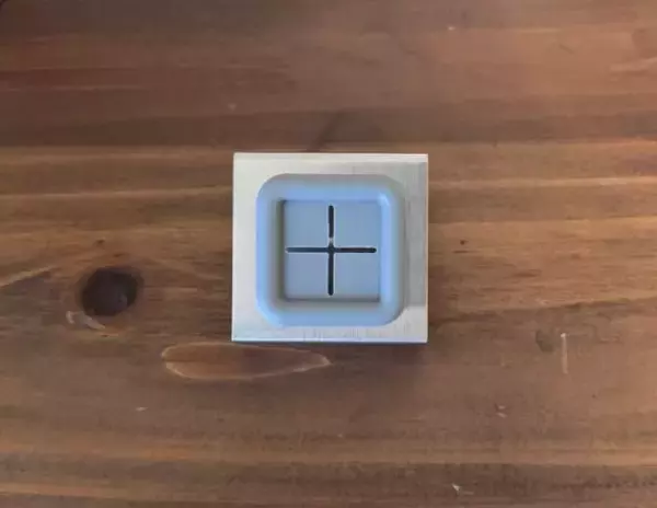 タオルを片手で押し込むだけ！ 3COINSのタオルホルダーが、キッチンの“最適解”だと思うワケ