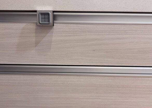 タオルを片手で押し込むだけ！ 3COINSのタオルホルダーが、キッチンの“最適解”だと思うワケ