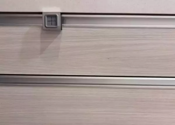 「タオルを片手で押し込むだけ！ 3COINSのタオルホルダーが、キッチンの“最適解”だと思うワケ」の画像