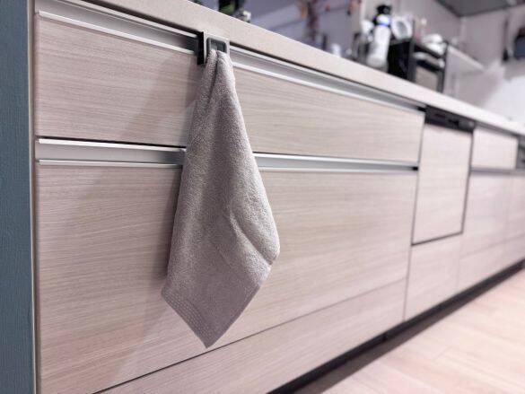 タオルを片手で押し込むだけ！ 3COINSのタオルホルダーが、キッチンの“最適解”だと思うワケ