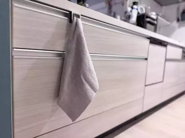 「タオルを片手で押し込むだけ！ 3COINSのタオルホルダーが、キッチンの“最適解”だと思うワケ」の画像