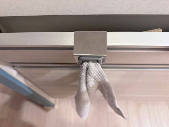 タオルを片手で押し込むだけ！ 3COINSのタオルホルダーが、キッチンの“最適解”だと思うワケ